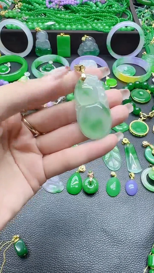 翡翠未镶嵌颈饰飘花如意葫芦