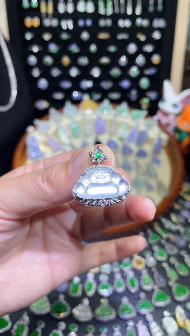 颈饰18K金镶嵌翡翠玻璃种佛公吊坠