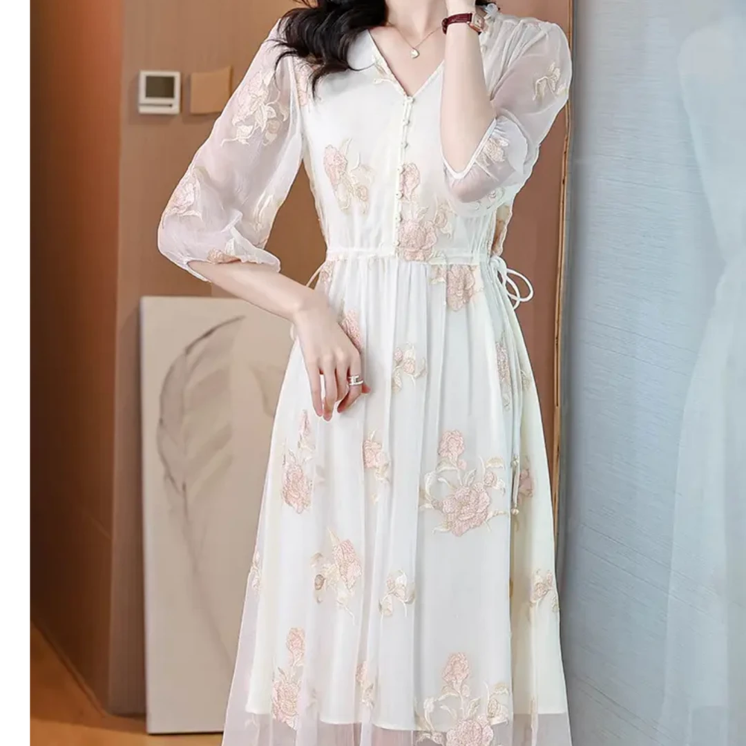 运费补贴（桃之夭夭）2025年夏季蚕丝V领刺绣高腰显瘦高气质连衣裙