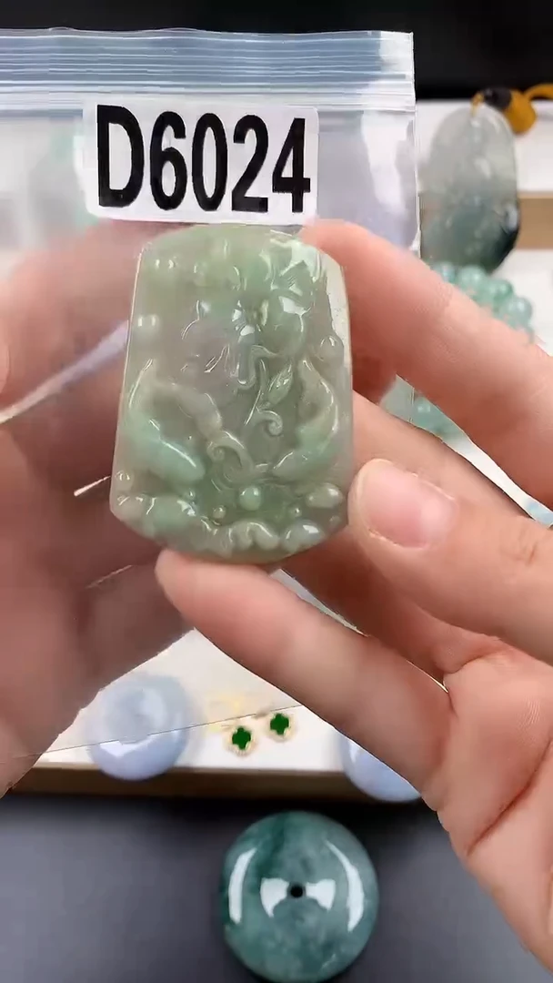 颈饰未镶嵌翡翠天然翡翠吊坠挂件