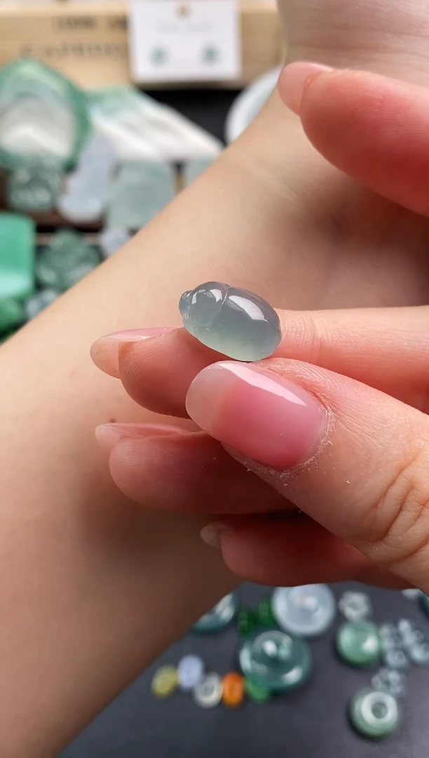 颈饰未镶嵌翡翠是***呀小猪