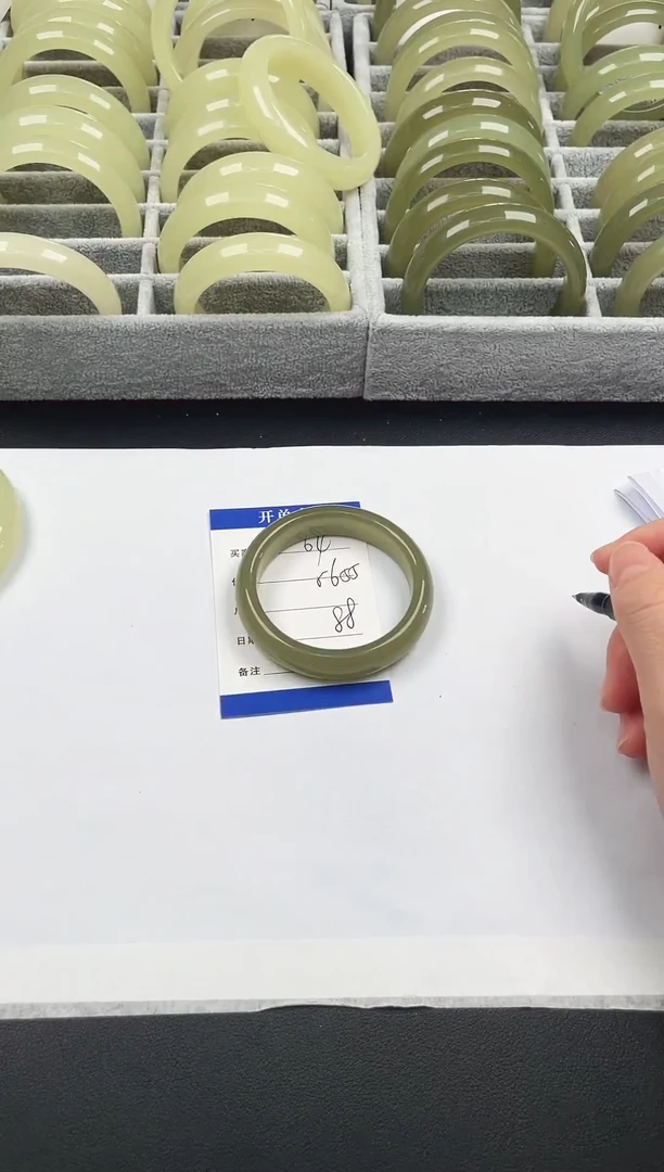 未镶嵌手镯石英质玉湖水绿