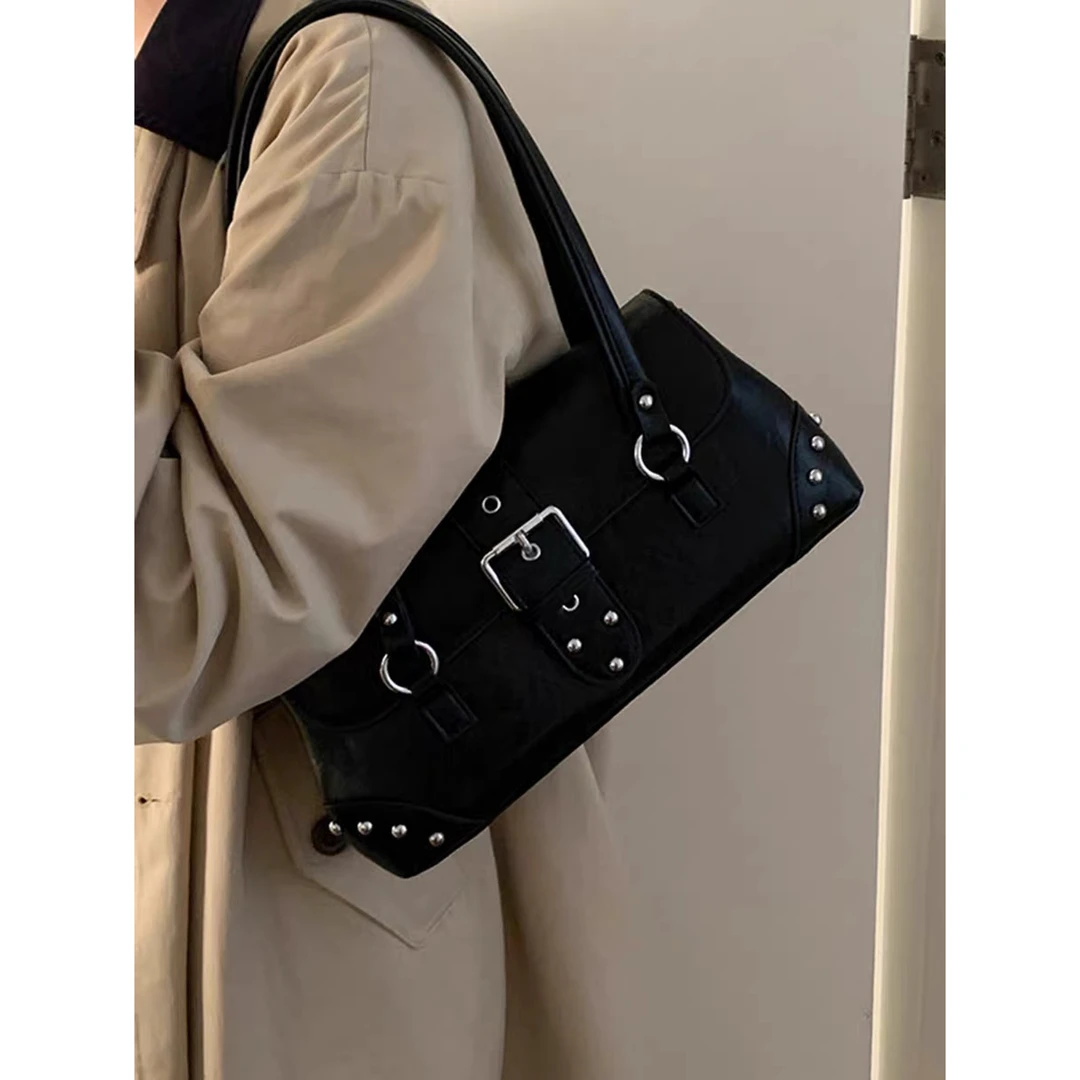 英伦复古废土风机车包包女2025新款潮时尚小众腋下包铆钉通勤包