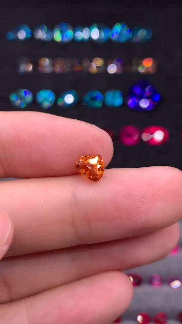 未镶嵌裸石石榴石（芬达石）A****71.64ct纯净体