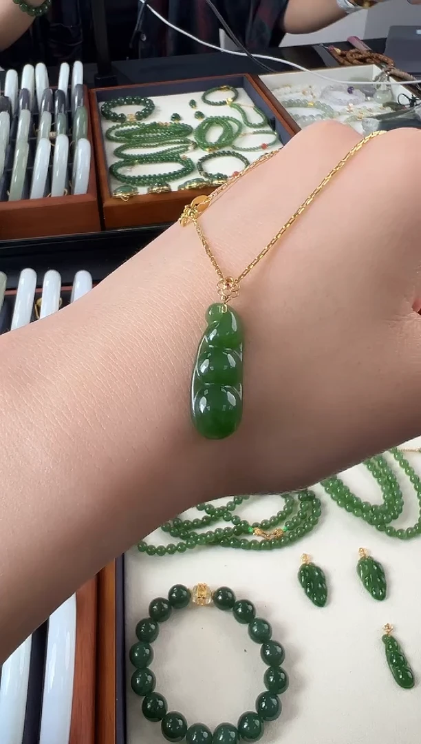 和田玉（糖玉）18K金镶嵌吊坠(赠链)18k金豆子带链子