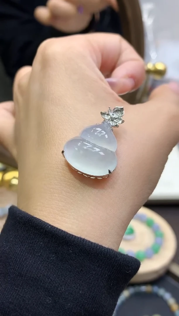 18K金镶嵌挂件翡翠葫芦