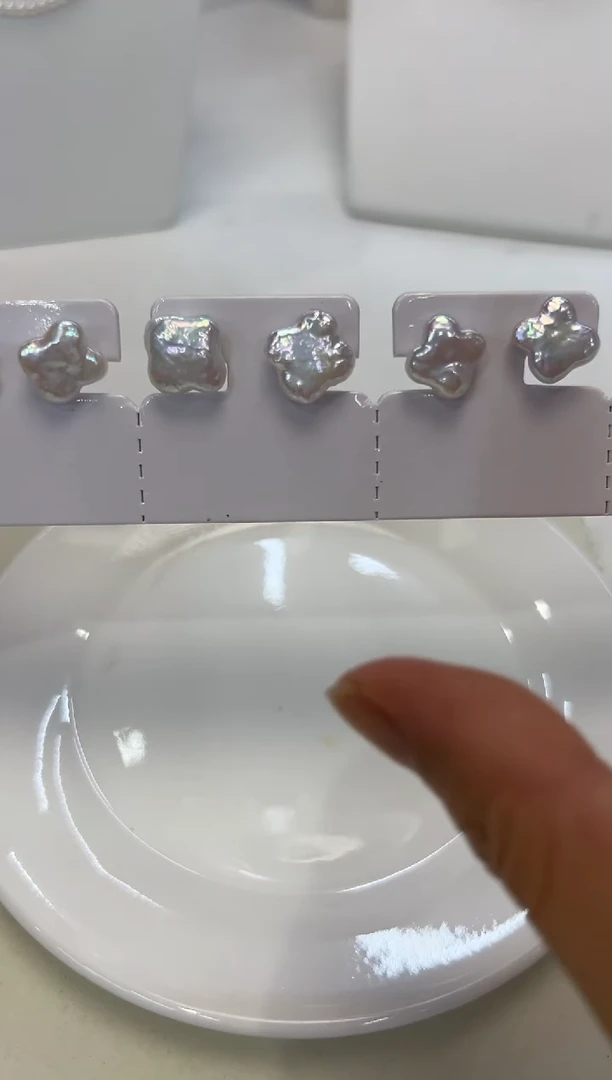 银S925镶嵌淡水珍珠耳饰四叶草耳钉