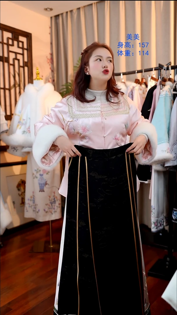 刺绣非遗服饰一物一件
