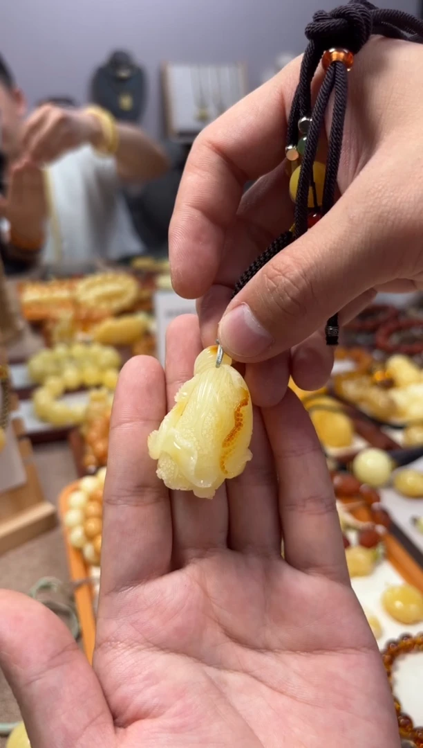 【闪购商品】蜜蜡裸石未镶嵌雕刻