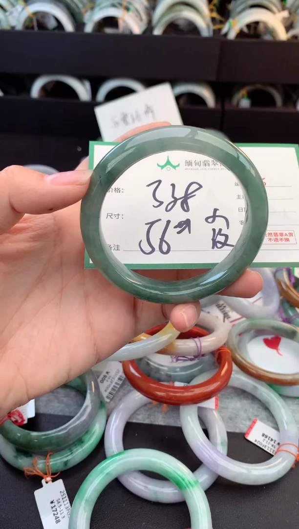 未镶嵌定制翡翠毛货需精细抛光+多人