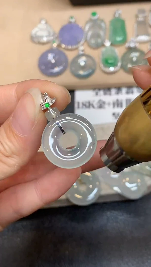 颈饰18K金镶嵌翡翠甜甜圈【无服务费