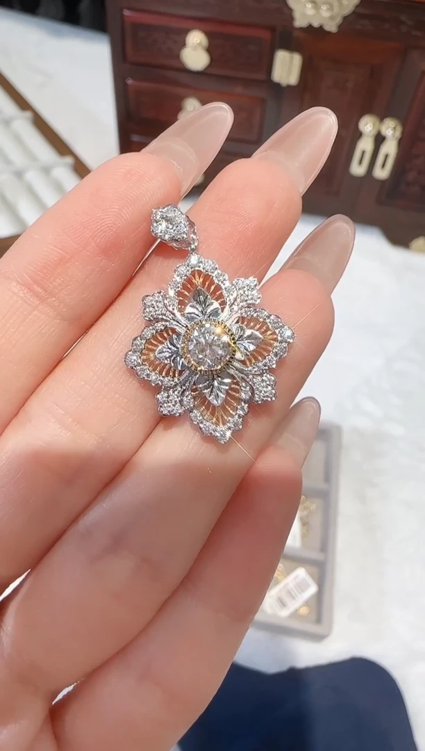 【闪购商品】钻石颈饰18K金镶嵌四角花吊坠