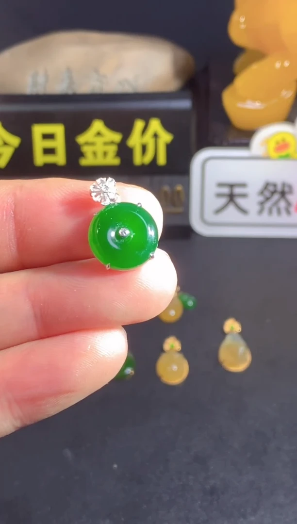 颈饰18K金镶嵌翡翠