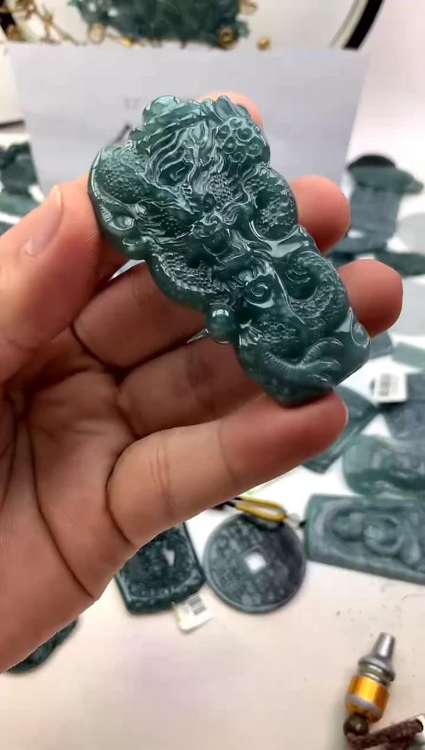 翡翠未镶嵌颈饰龙牌