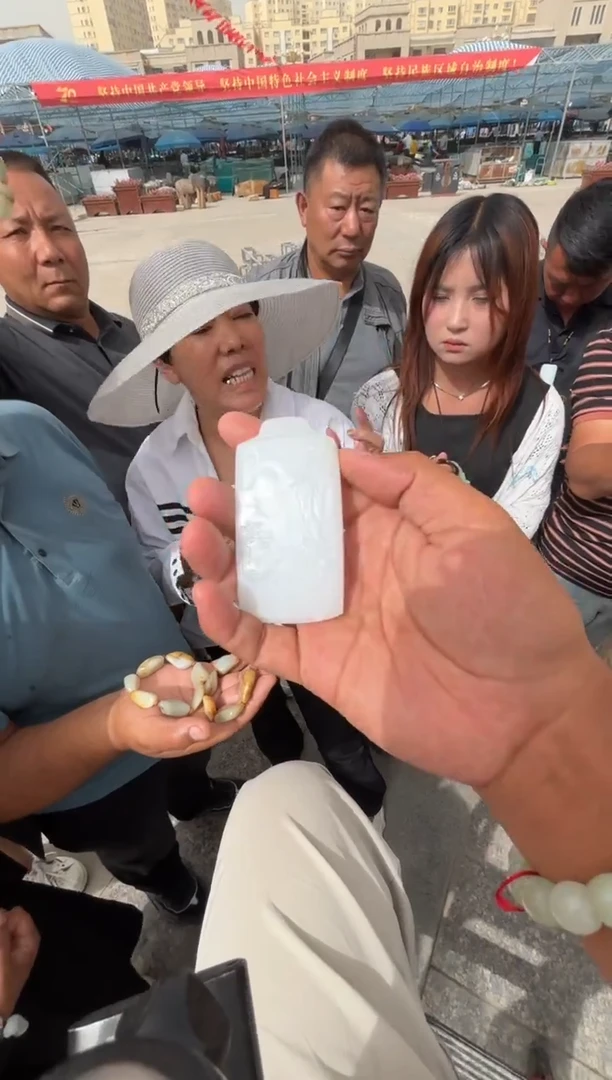 未镶嵌和田玉（糖玉）挂件和田玉