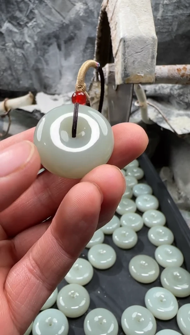 和田玉未镶嵌颈饰吊坠