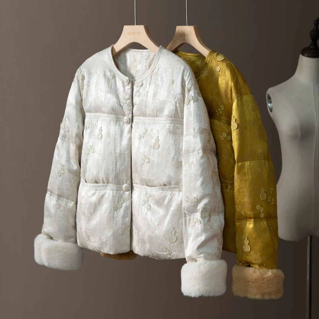 SILVIYE90白鸭绒葫芦刺绣羽绒服女新中式圆领宽松毛毛袖口YR52050