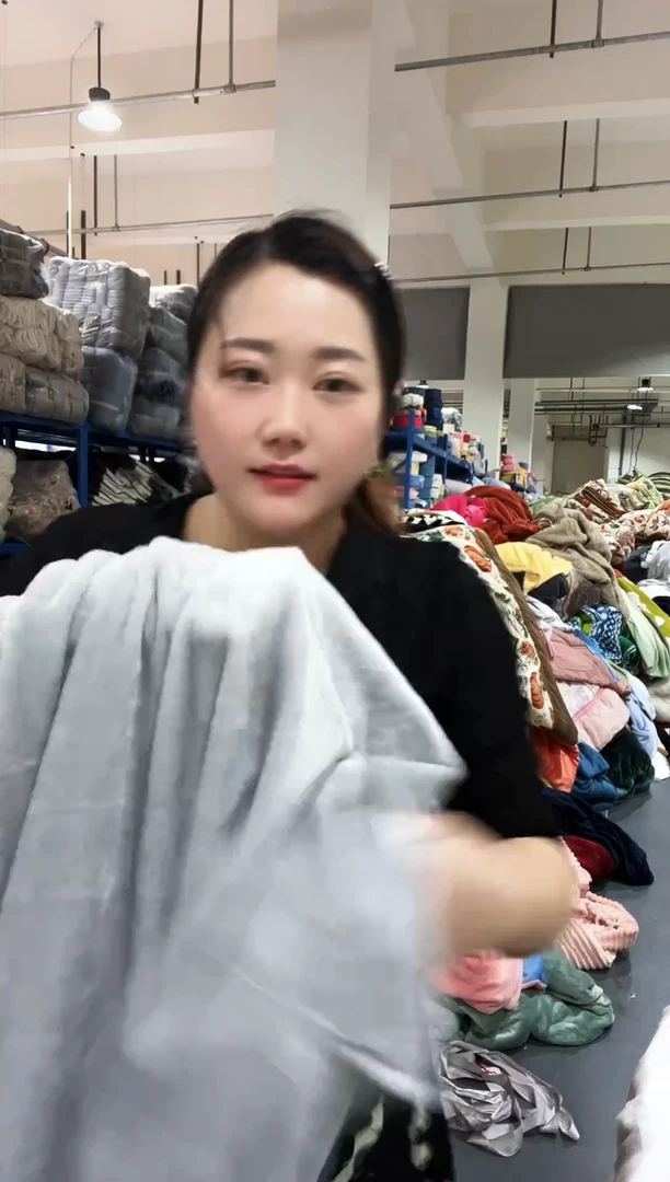 混纺主播手上展示的产品