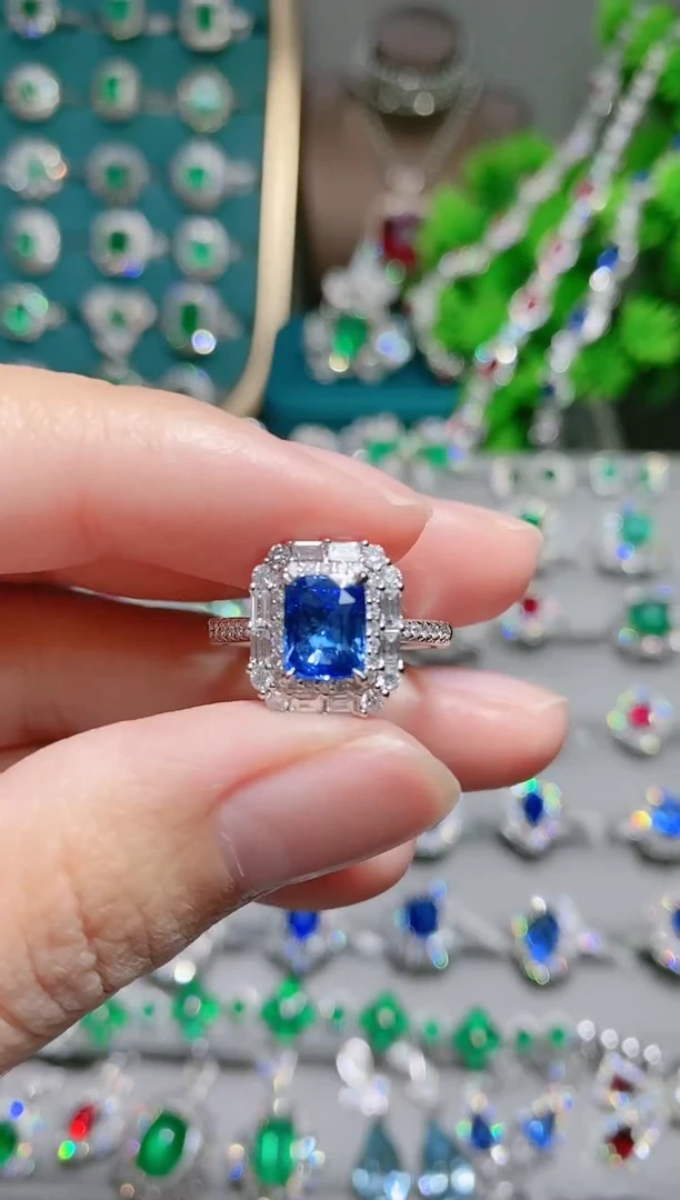 18K金戒指蓝宝石18K金镶嵌.