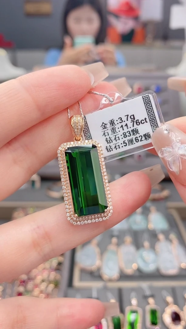 颈饰18K金镶嵌碧玺11.76