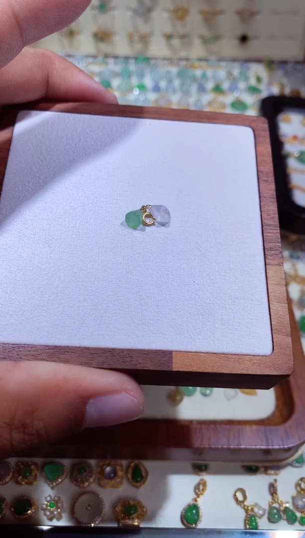 颈饰18K金镶嵌翡翠11111111