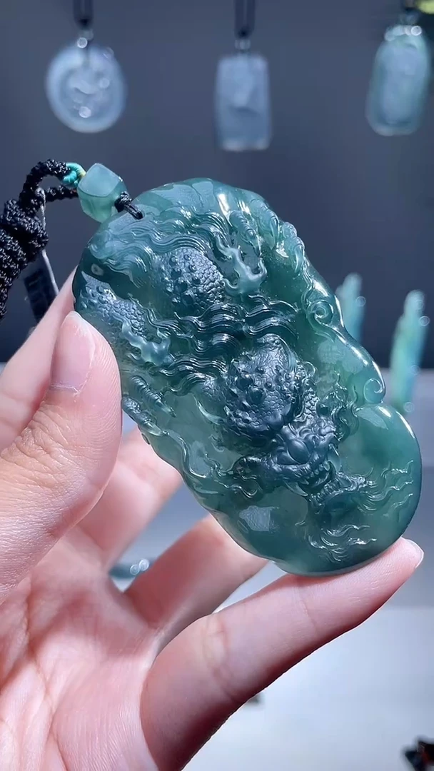 翡翠未镶嵌颈饰龙牌