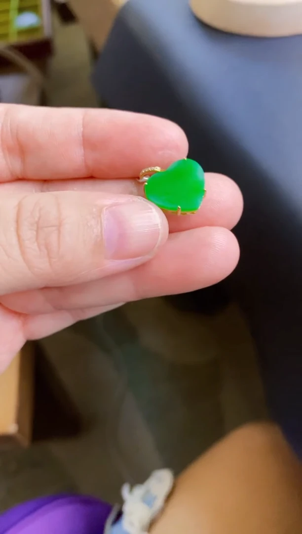 翡翠18K金镶嵌颈饰吊坠