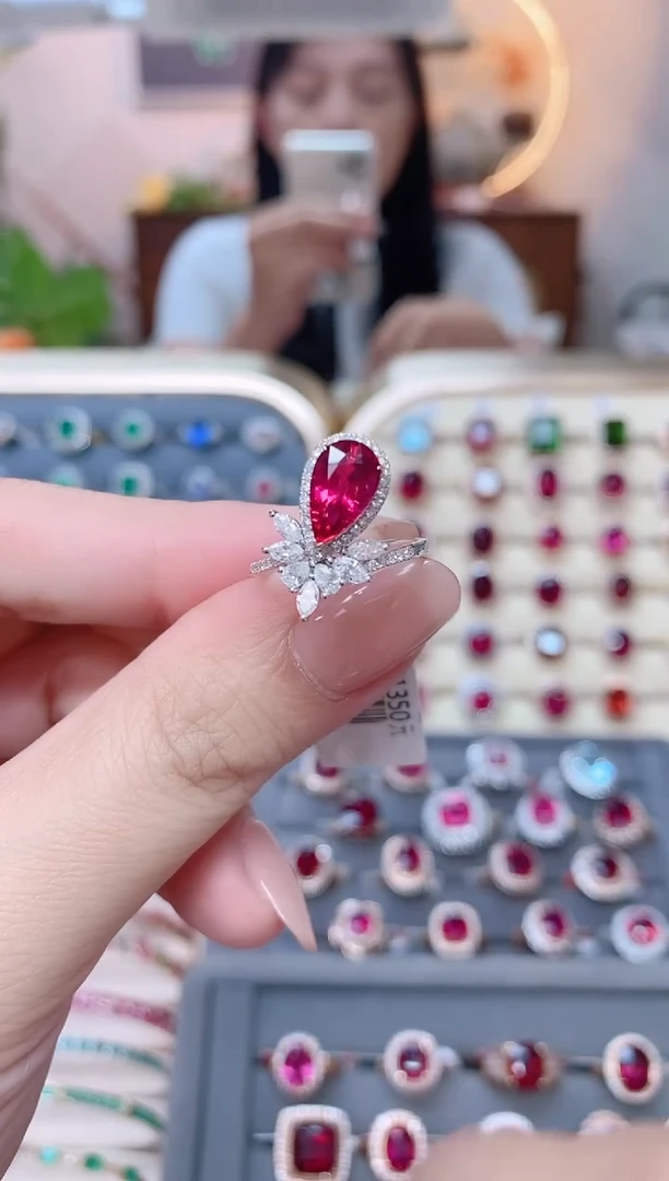 18K金镶嵌碧玺戒指碧玺2.1CT