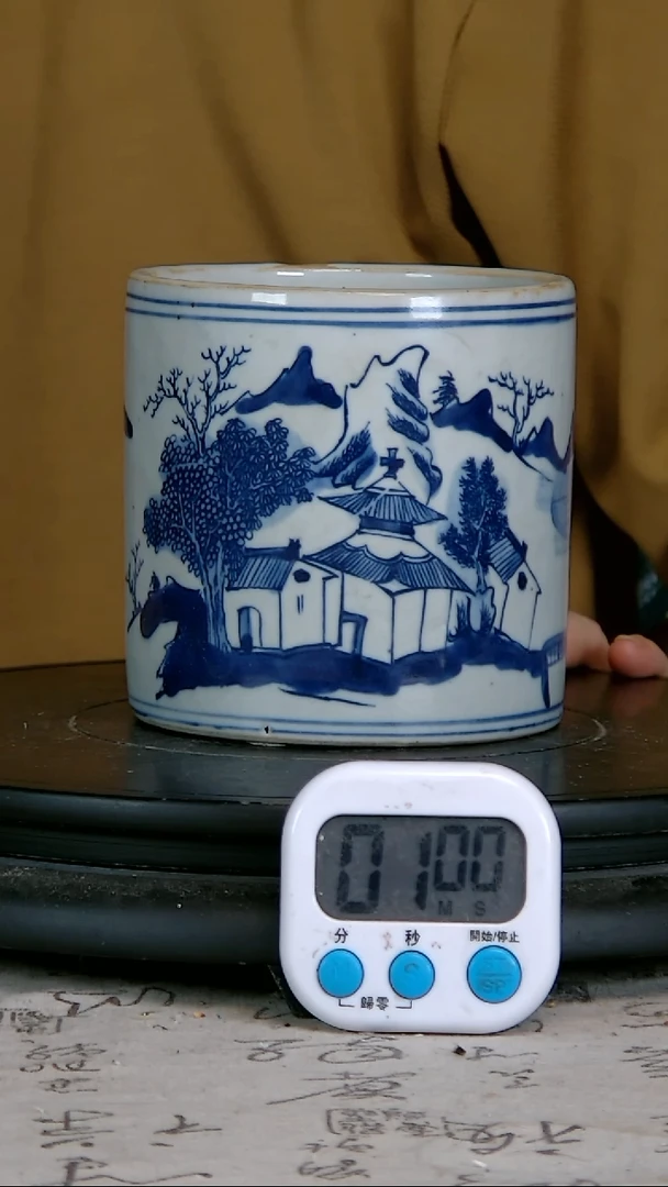 张***8青花精山氺图笔筒