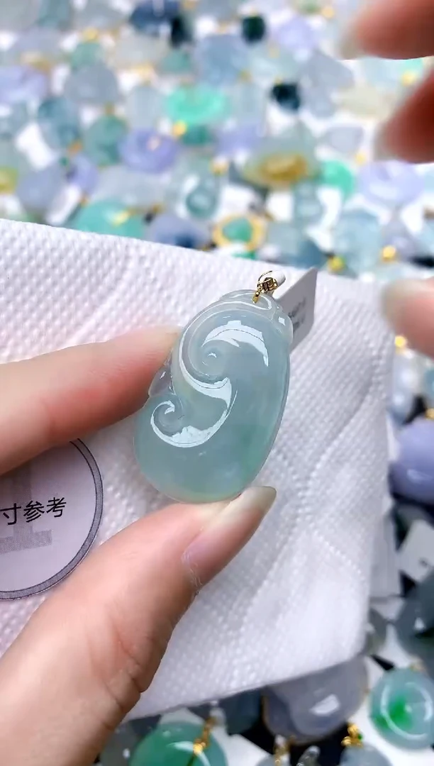 颈饰18K金镶嵌翡翠天然A货翡翠