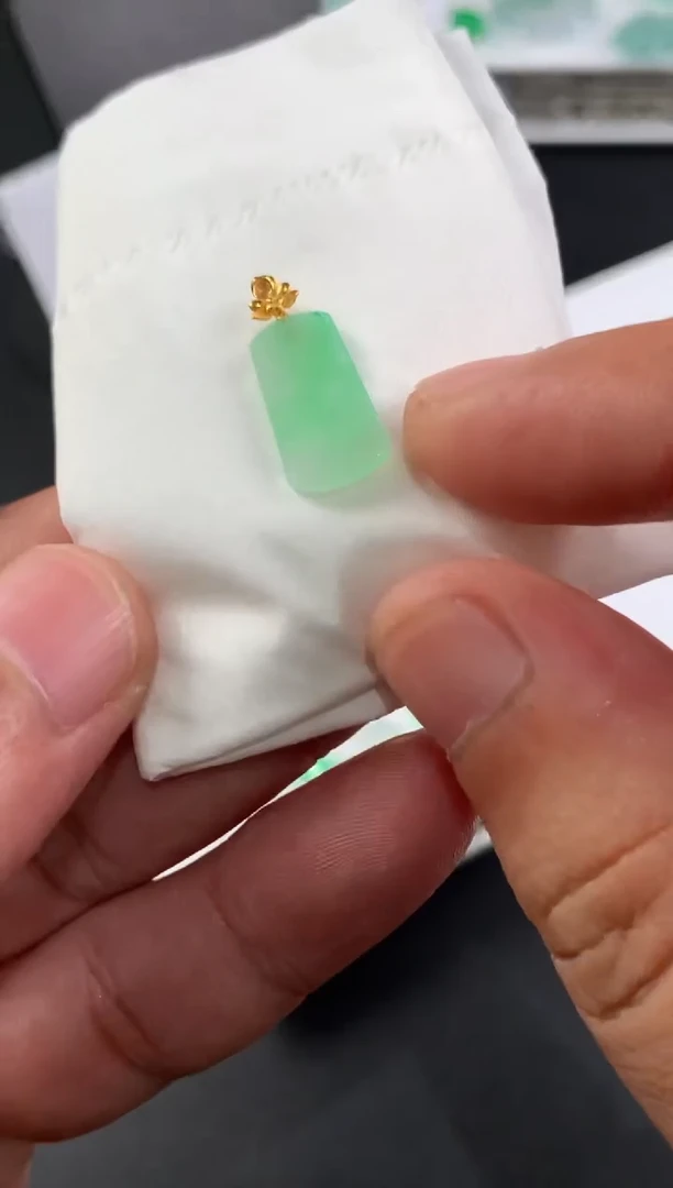 颈饰18K金镶嵌翡翠翡翠