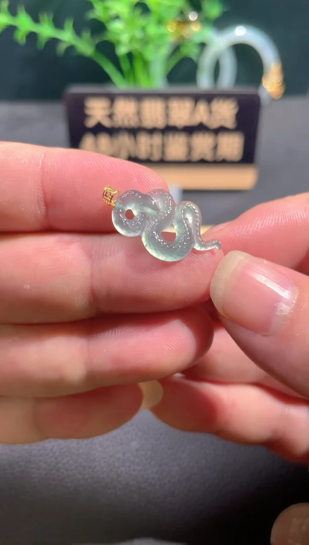 翡翠18K金镶嵌颈饰翡翠