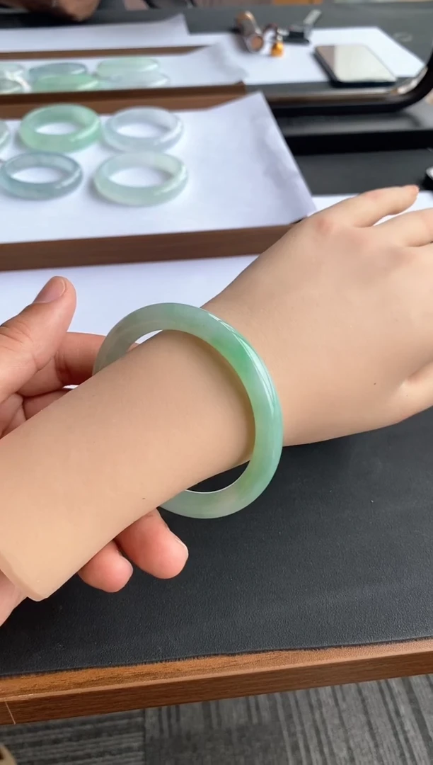 翡翠手镯未镶嵌22号55.8*8.6*8.7圆条