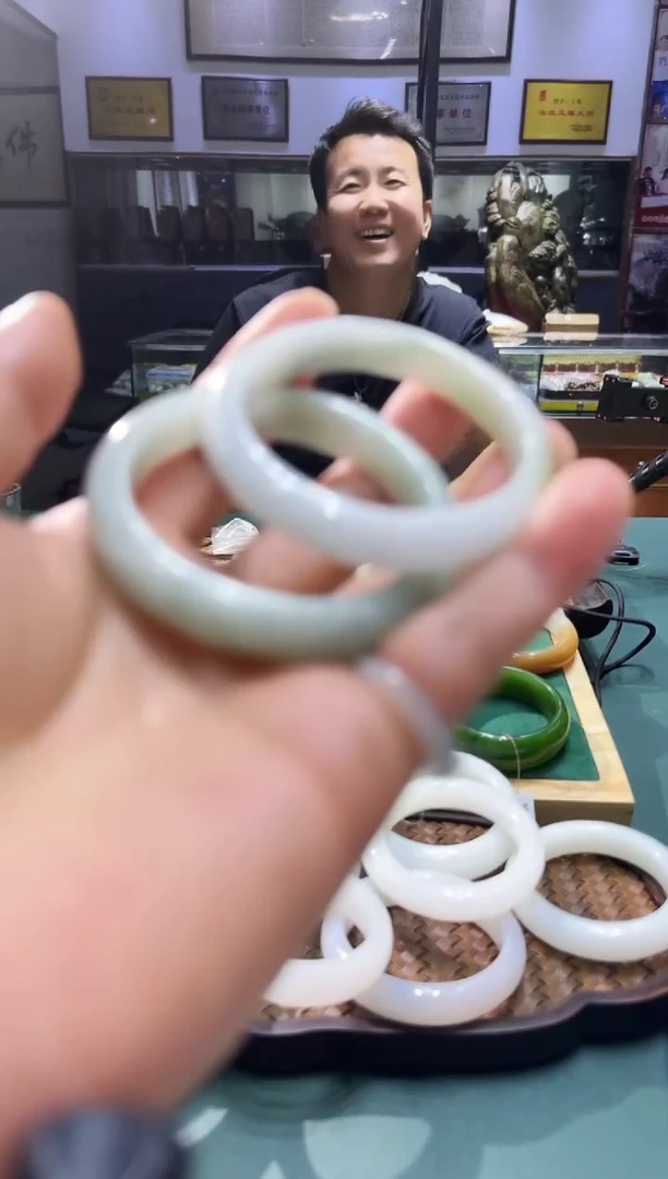 未镶嵌手镯翡翠两只手镯