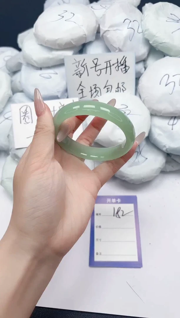 未镶嵌手镯石英质玉182/55.6