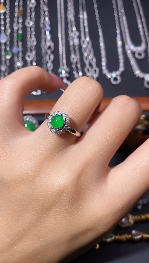 颈饰18K金镶嵌翡翠戒指