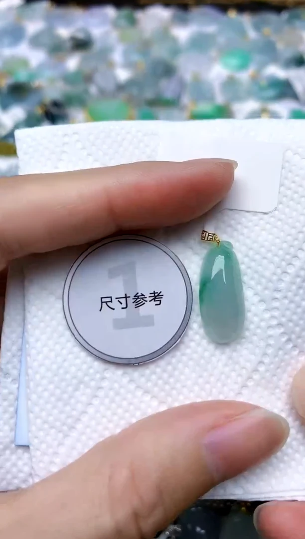 颈饰18K金镶嵌翡翠天然A货翡翠