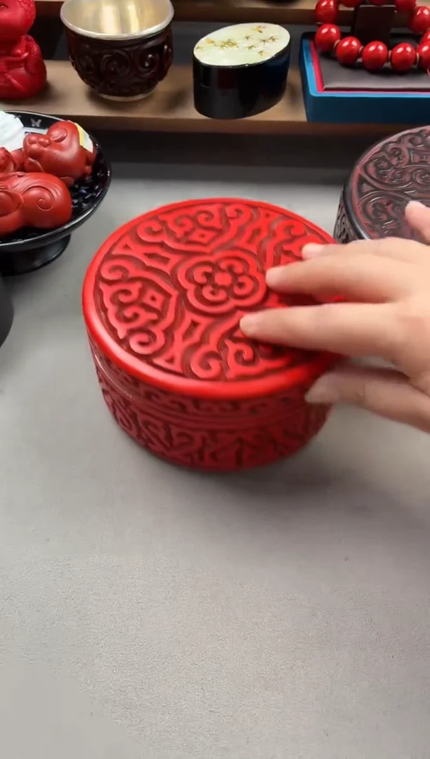 雕漆剔犀红如意云纹直腔盒