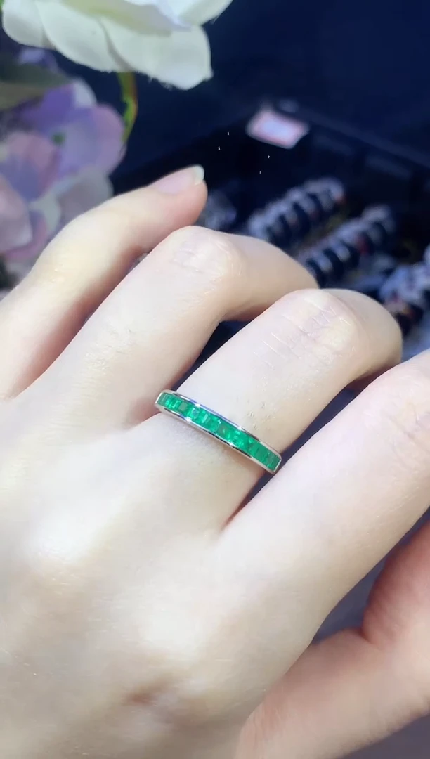 18K金镶嵌戒指祖母绿73分