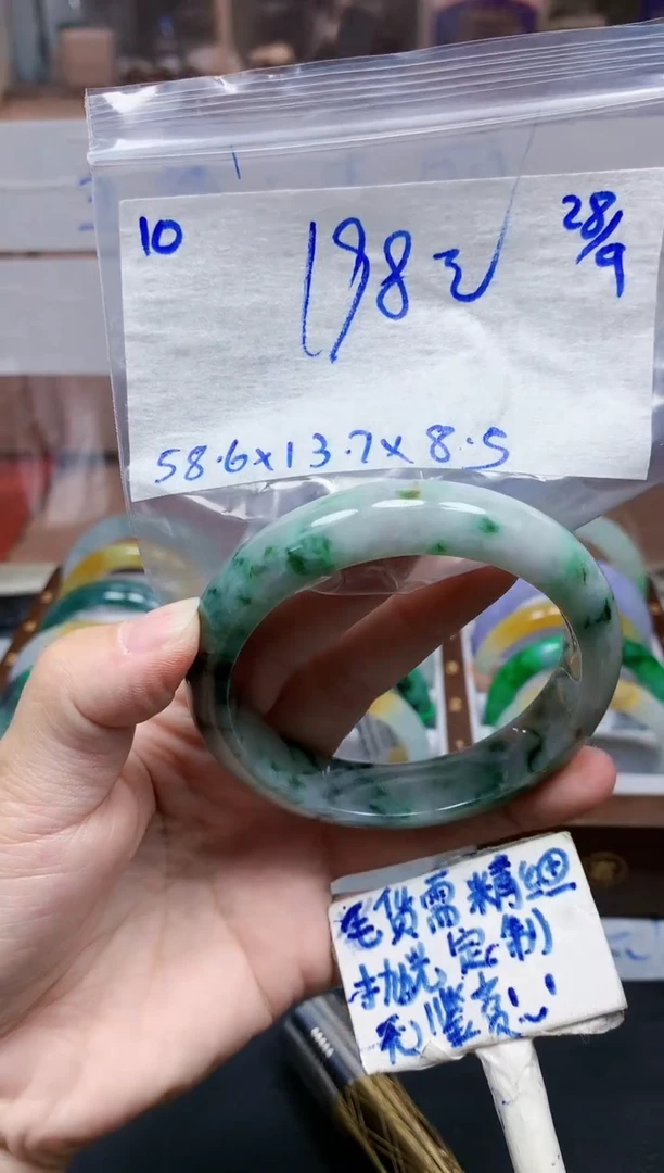 未镶嵌定制翡翠10毛货需精细抛光手镯拍一发一