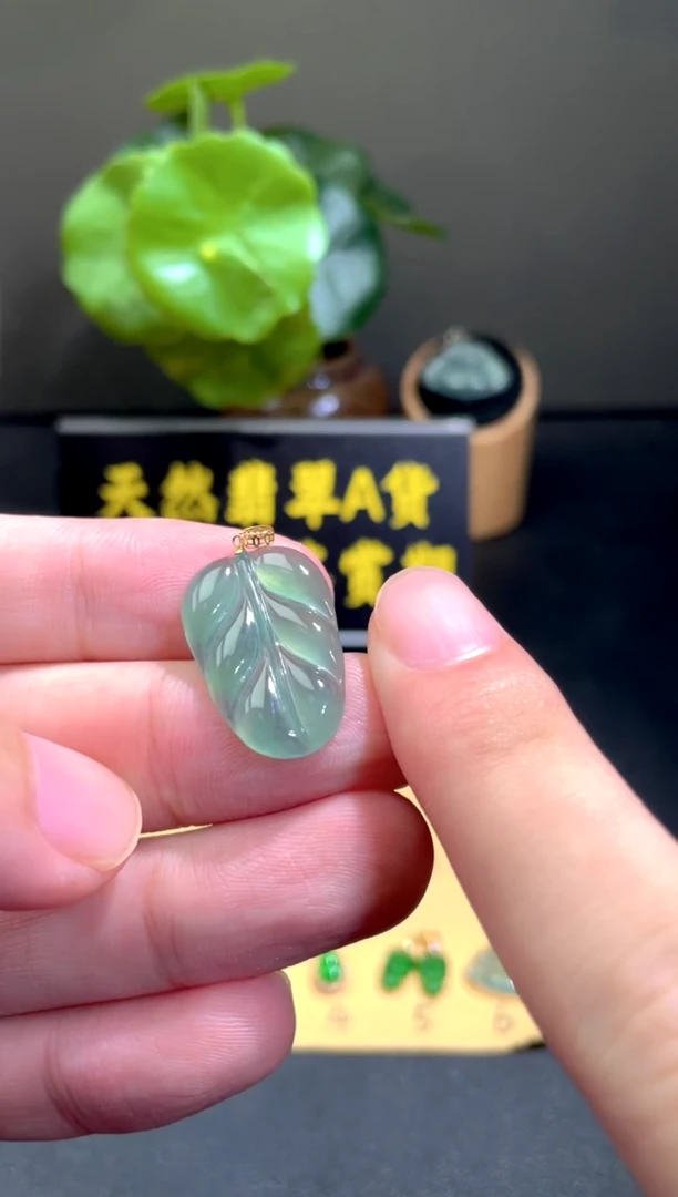 颈饰18K金镶嵌翡翠翡翠A货