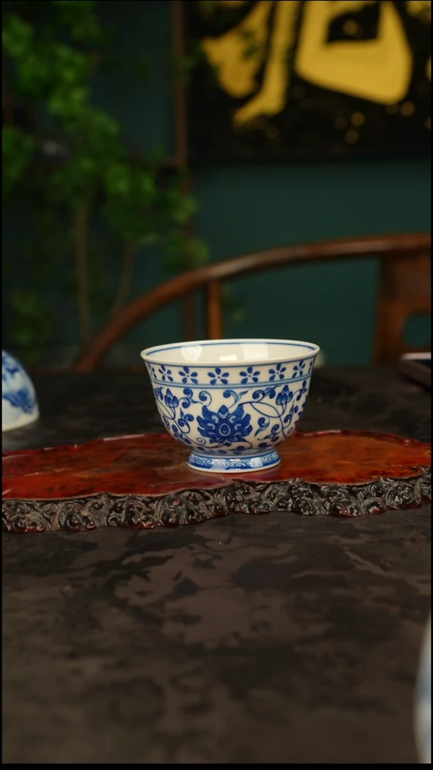 青花手绘缠枝莲主人杯