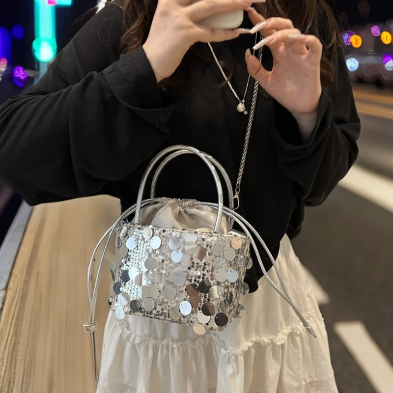 百搭链条斜挎单肩包潮酷亮片包包女式2025秋季新款时尚手拎水桶包