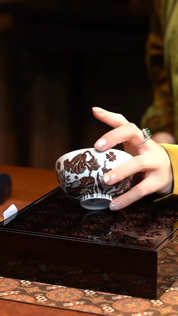 【闪购商品】釉里红鱼藻纹鸡心杯L元邑