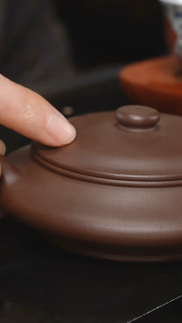 茶壶紫砂这****法全手工虚扁，紫泥，