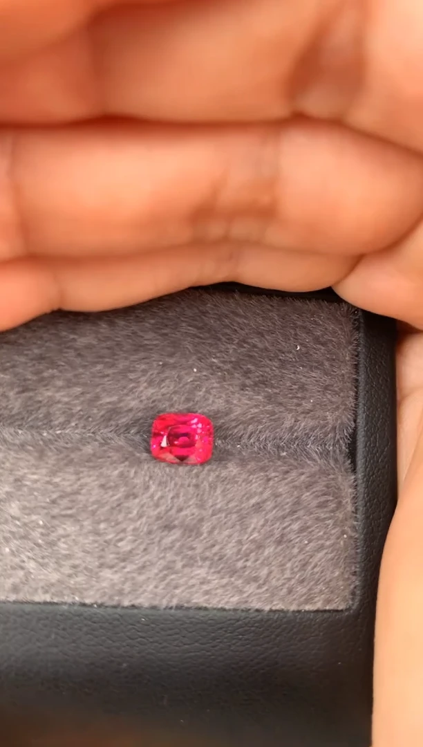 未镶嵌裸石定制尖晶石枕型 高色色调 1.68ct