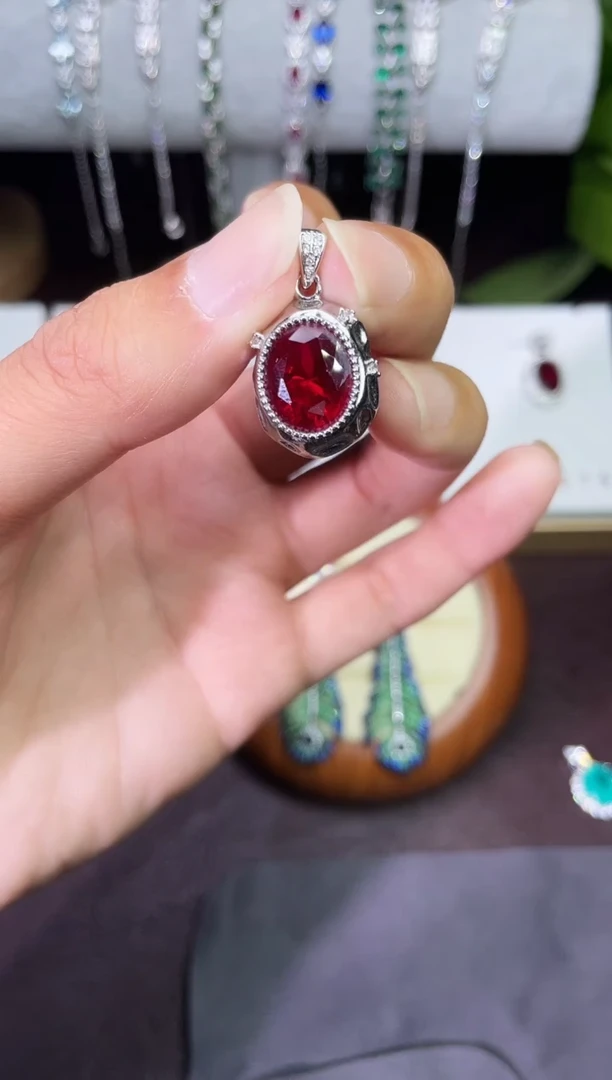 合金颈饰合成钻石红宝吊坠