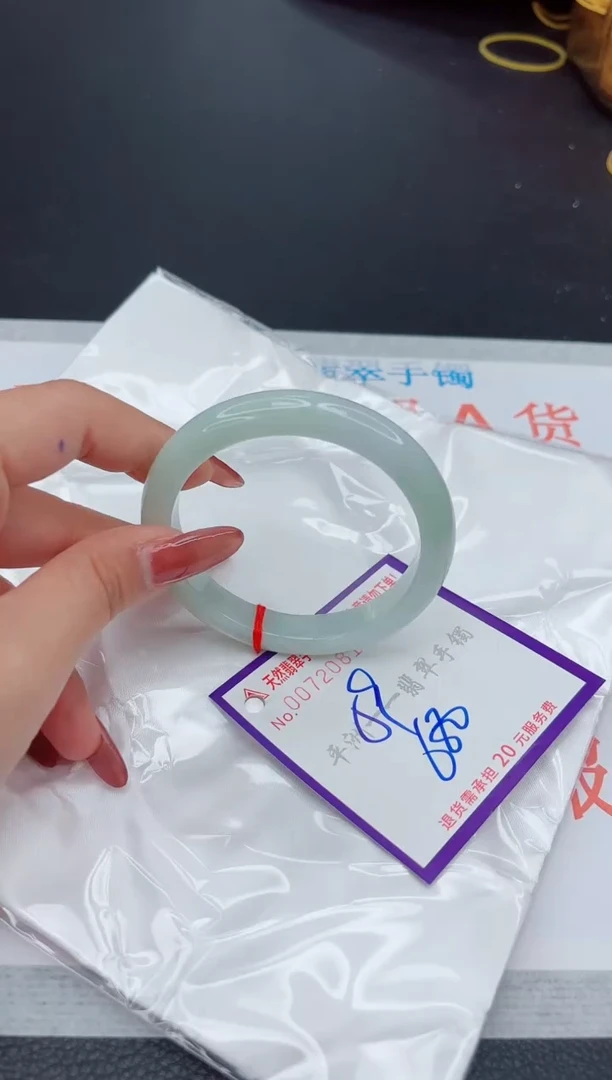 翡翠手镯未镶嵌1