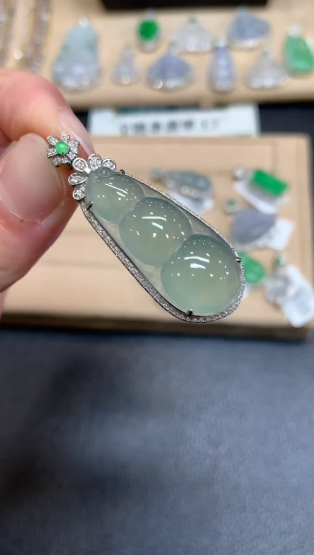 【闪购商品】翡翠颈饰18K金镶嵌福豆【无服务费】