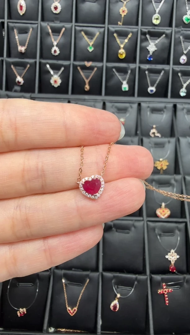 颈饰18K金镶嵌红宝石主石0.82克拉